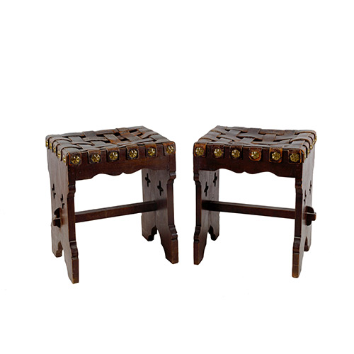 Sub.:7 - Lote: 166 -  Pareja de banquetas en madera, con chambranas y asiento de cuero entrelazado y claveteado con grandes tachuelones de laton.