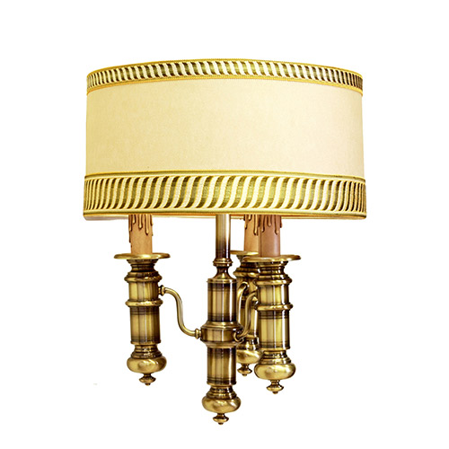 Sub.:7 - Lote: 1308 -  L�mpara de techo en lat�n dorado de tres luces con pantalla.