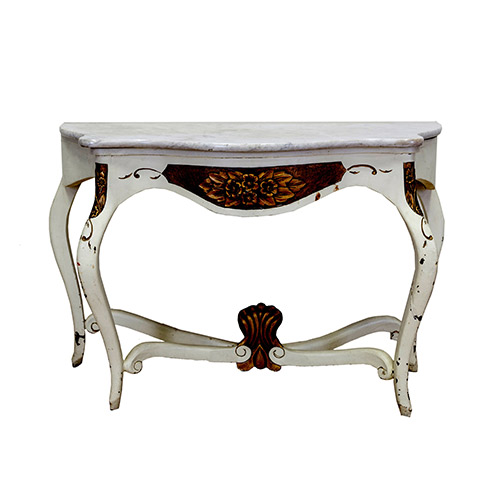 Sub.:7 - Lote: 1305 -  Consola isabelina en madera patinada en blanco, con remates florales tallados y dorados. 