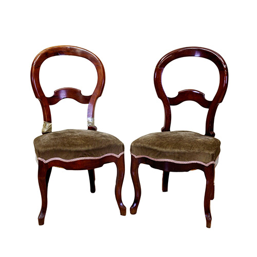 Sub.:7 - Lote: 173 -  Pareja de sillas isabelinas en madera tallada con respaldo calado y asiento tapizado en terciopelo verde. 