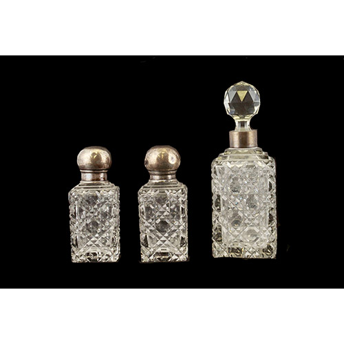 Sub.:7 - Lote: 1275 -  Lote de tres tarros en cristal tallado con tapones de plata rematados en esferas de cristal.