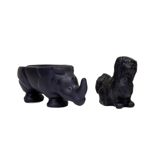 Sub.:7 - Lote: 516 -  Lote de dos piezas un figura de perro en resina en color negro y cenicero en forma de rinoceronte en cermica pintada en negro.