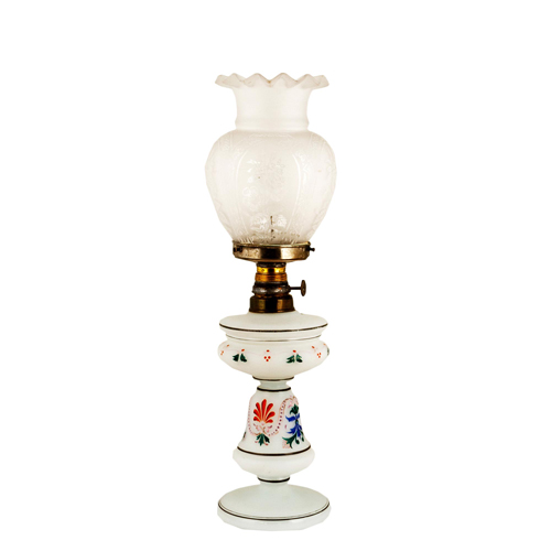 Sub.:7 - Lote: 1279 -  Quinqu� en opalina blanca electrificado decorado con palmetas