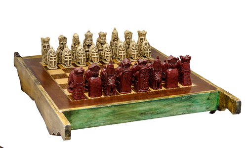 Sub.:7 - Lote: 563 -  Tablero de ajedrez en madera y figuras en resina.