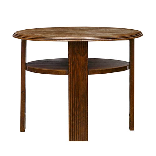 Sub.:8-On - Lote: 28 -  Pequea mesa velador en madera, con patas acanaldas. De doble altura.