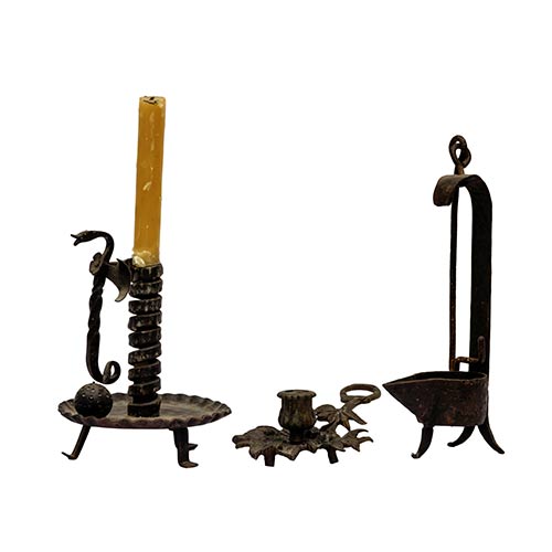Sub.:8-On - Lote: 929 -  Lote de candelero, candil en hierro forjado y palmatoria en bronce repujado.