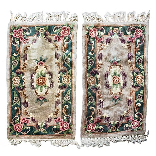 Sub.:8-On - Lote: 122 -  Pareja de alfombras chinas de lateral de cama, con fondo beige y orlas verdes y rosas.