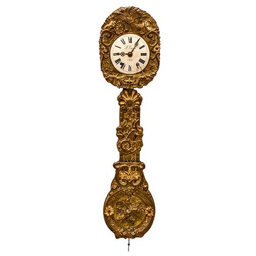 Sub.:8-On - Lote: 801 -  Reloj de pared Moretz de pndulo real en latn repujado y esfera en esmalte con numeracin romana. Con restos de policroma en el pndulo. S. XIX.