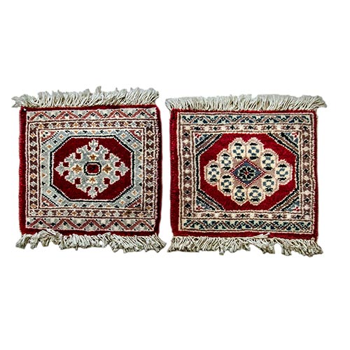 Sub.:8-On - Lote: 101 -  Pareja de tapete de estilo persa con herat como motivo central sobre fondo rojo.