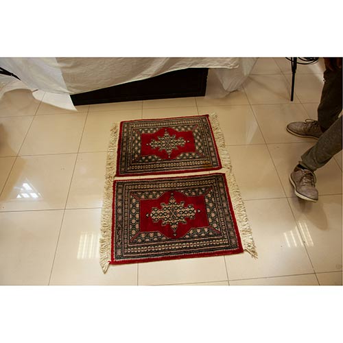 Sub.:8-On - Lote: 116 -  Pareja de pequeas alfombras tipo persa con motivo central de herat y borde cfico sobre fondo rojo.