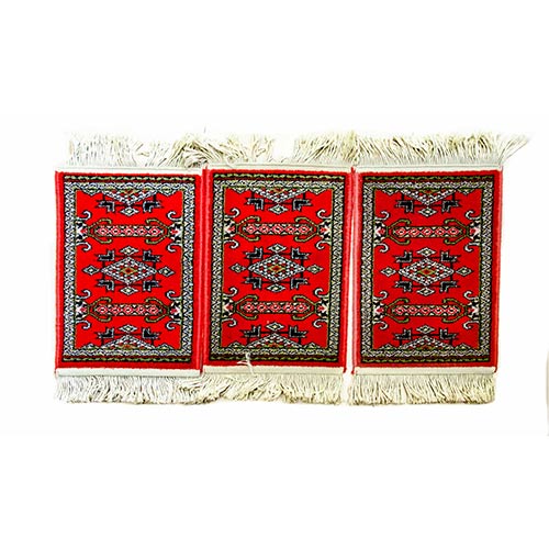 Sub.:8-On - Lote: 117 -  Lote de tres pequeas alfombras de estilo persa con motivo central de herat geometrizado sobre fondo rojo.
