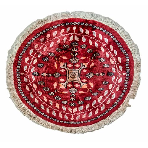 Sub.:8-On - Lote: 119 -  Pequea alfombra circular tipo persa con gol como motivo central y borde de hojas dentadas sobre fondo rojo.