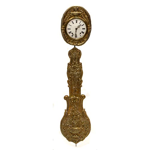 Sub.:8-On - Lote: 807 -  Reloj Moretz de pndulo real en latn repujado y pintado. Esfera en esmalte de numeracin romana. Con pesas y llave. Falta en la esfera.