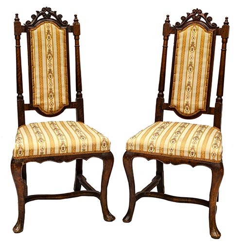 Sub.:8-On - Lote: 58 -  Pareja de sillas estilo ingls en madera tallada con tapicera a rayas con flores.