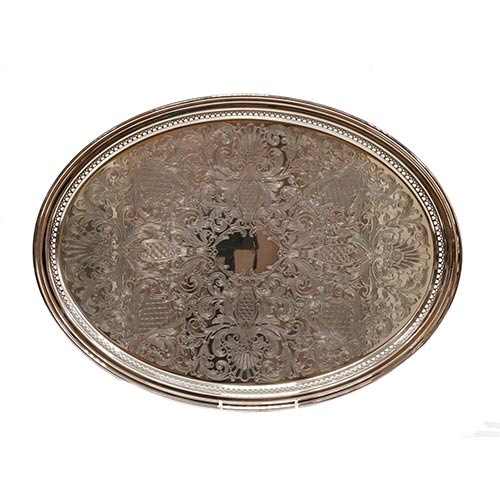 Sub.:8-On - Lote: 886 -  Bandeja oval en metal plateado de Meneses con decoracin de estilo neoclsico y barandilla calada.