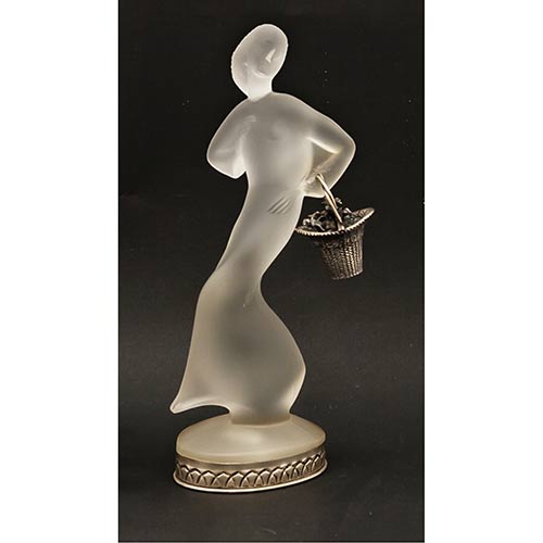 Sub.:8-On - Lote: 1063 -  Dama con cesto de flores. Figura en cristal prensado con pie y cesta de plata.