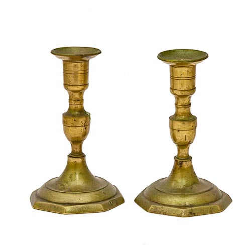 Sub.:8-On - Lote: 1005 -  Pareja de candeleros isabelinos en bronce con base octogonal. S. XIX.