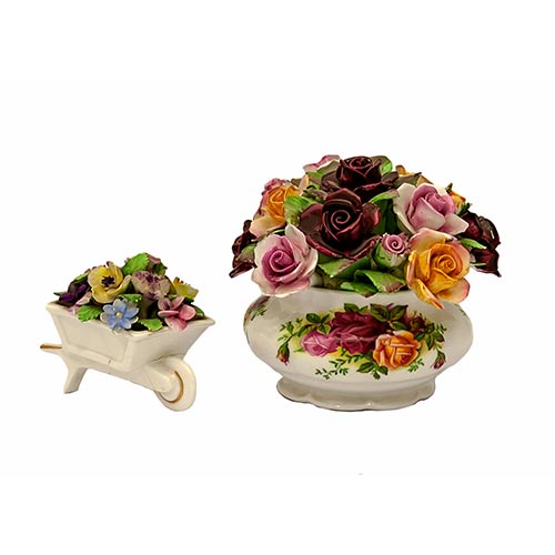 Sub.:8-On - Lote: 388 -  Flores. Lote de dos cestas con flores en porcelana inglesas policromada, una Royal Albert y otra Adderley. Pequeos desperfectos.