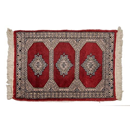 Sub.:8-On - Lote: 111 -  Pequea alfombra tipo persa en lana con tres herats sobre fondo rojo como motivo central enmarcados por borde geometrizado.