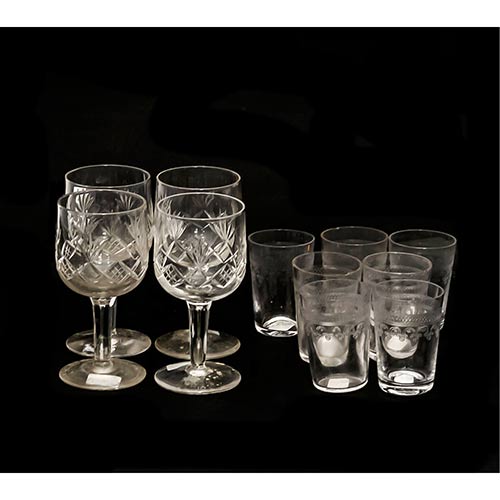 Sub.:8-On - Lote: 1031 -  Lote de 4 copas de licor en cristal tallado con palmetas y 7 vasos de licor en cristal grabado.