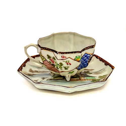Sub.:8-On - Lote: 827 -  Taza con su plato en porcelana japonesa con floral en la taza y con paisaje en el plato.