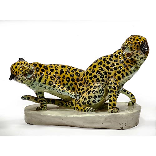 Sub.:8-On - Lote: 231 -  Leopardos. Grupo escultrico en loza esmaltada y policromada. Piquetes en la base.