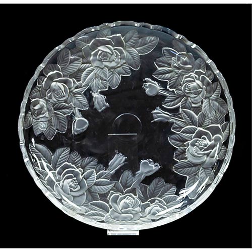 Sub.:8-On - Lote: 1045 -  Plato de pastas en cristal grabado con motivos florales.