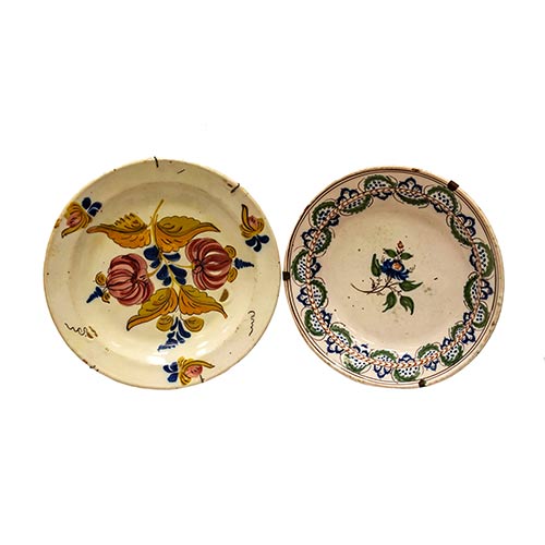 Sub.:8-On - Lote: 285 -  Pareja de platos de Manises del siglo XIX con decoracin de flores.