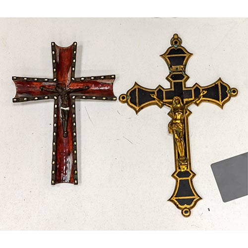 Sub.:8-On - Lote: 1207 -  Dos crucifijos. Uno en bronce en dos ptinas y otro en cobre con esmaltes.