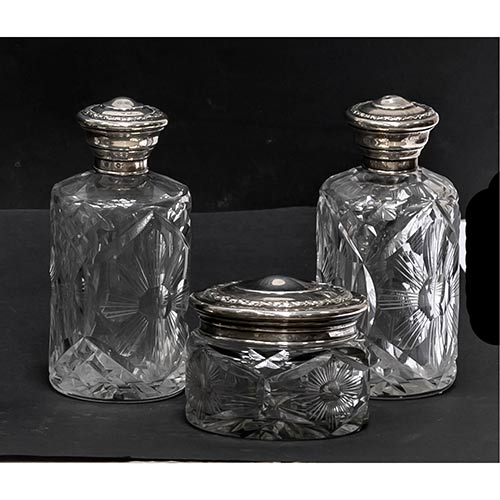 Sub.:8-On - Lote: 868 -  Lote de tres objetos: dos frascos y un bote, realizados en cristal tallado con boca en plata.