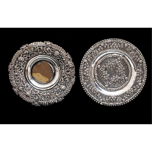 Sub.:8-On - Lote: 967A -  Dos platos circulares en metal plateado con decoracin calada de querubines.