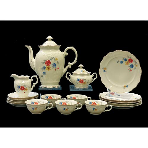 Sub.:8-On - Lote: 309 -  Juego de t en porcelana de Bavaria de 18 piezas: tetera, lechera, azucarero, 5 tazas y 5 platos y 5 platos de postre.
