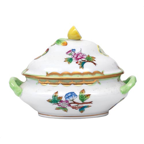 Sub.:8-On - Lote: 264 -  Pequea salsera en porcelana con tapa en relieve y decoracin floral.