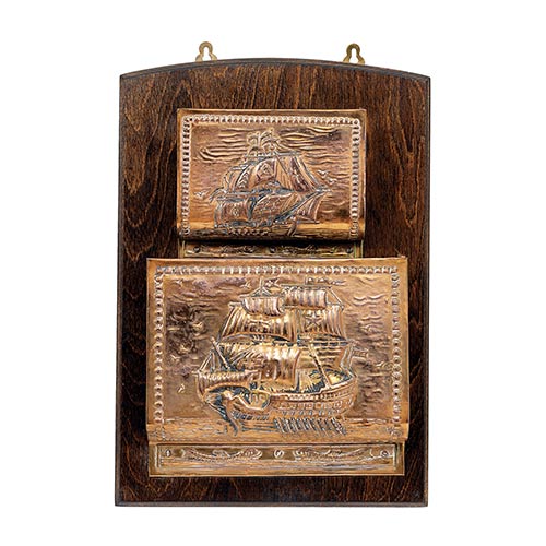 Sub.:8-On - Lote: 1199 -  Colgador para peridicos realizado en madera con detalles de barcos en cobre.