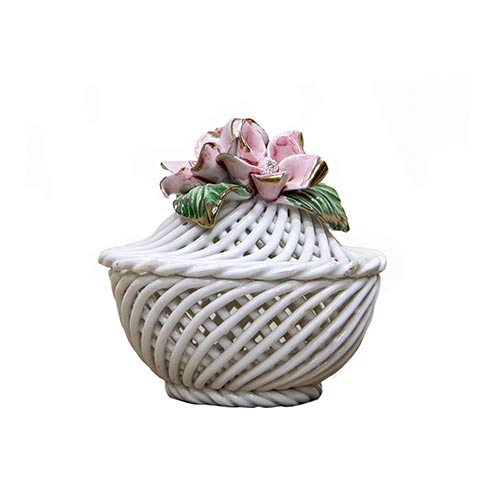 Sub.:8-On - Lote: 385 -  Cajita en porcelana con detalles de flores policromadas.