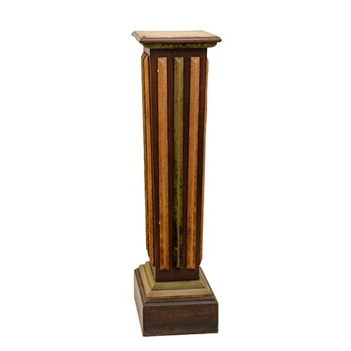 Sub.:8-On - Lote: 1212 -  Pedestal en madera con bandas de tercipelo.