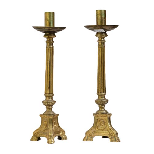 Sub.:8-On - Lote: 1283 -  Pareja de candeleros de base triangular en bronce.