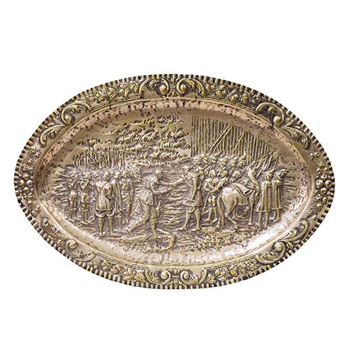 Sub.:8-On - Lote: 1243 -  Pareja de bandejas ovales en metal plateado con diversas escenas de la Conquista de Granada y el Cuadro de las Lanzas.