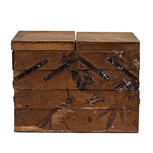 Sub.:8-On - Lote: 928 -  Caja en madera con diversos compartimentos.