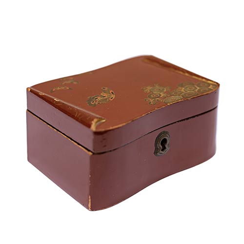 Sub.:8-On - Lote: 952 -  Caja en madera lacada en rojo con motivos animales y vegetales.