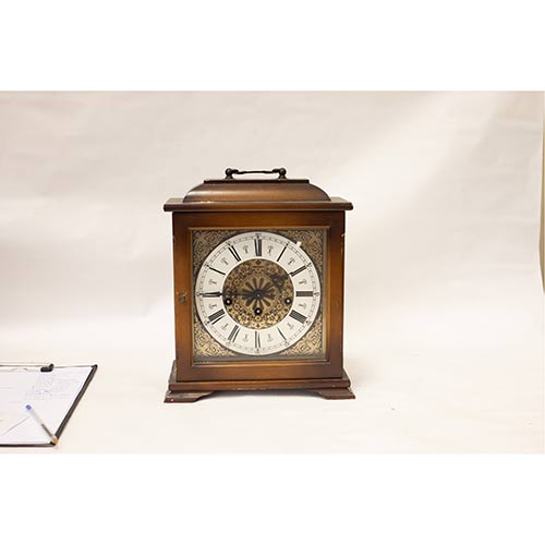 Sub.:8-On - Lote: 804 -  Reloj alemn de sobremesa en madera con esfera firmada Schmeckenbecher.