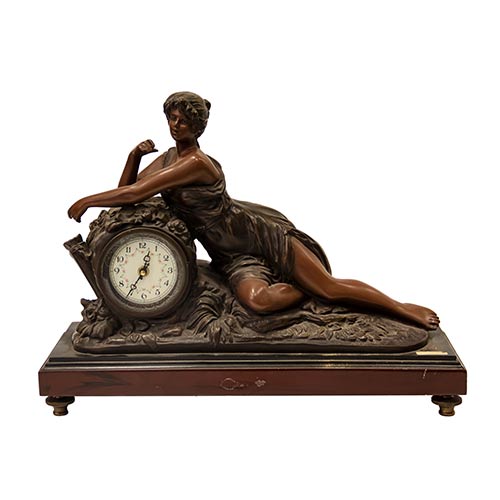 Sub.:8-On - Lote: 817 -  Reloj de sobremesa en resina con figura de dama sobre peana de madera.