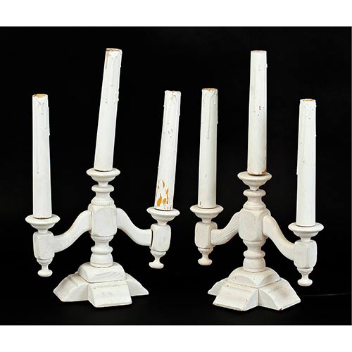 Sub.:8-On - Lote: 1278 -  Pareja de candelabros de tres luces en madera lacada en blanco.