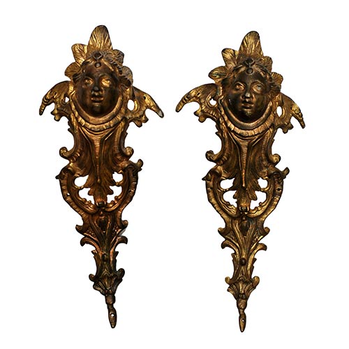 Sub.:8-On - Lote: 1291 -  Apliques de mobiliario en bronce dorado con cabeza de mujer. Francia, siglo XIX.