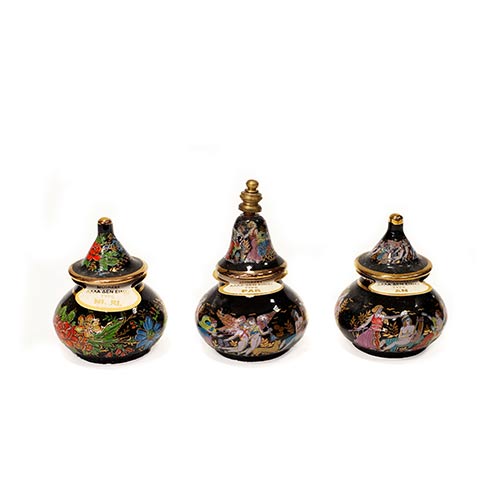 Sub.:8-On - Lote: 348 -  Lote de tres perfumeros en porcelana policromada con representacin de escenas griegas.