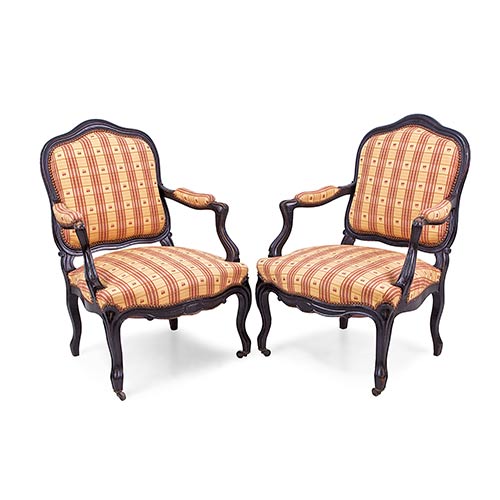 Sub.:8-On - Lote: 78 -  Pareja de butacas estilo Luis XV en madera ebonizada. Con asiento, respaldo y reposabrazos tapizados.