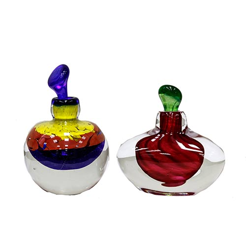 Sub.:8-On - Lote: 1069 -  Lote de dos frascos de perfume en cristal de murano con combinacin de colores y cristal limpio. Incluyen tapes, uno con desperfectos.