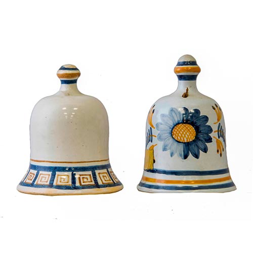 Sub.:8-On - Lote: 246 -  Lote de dos campanas en cermica esmaltada con motivos florales y geomtricos en azul y amarillo sobre fondo de engobe blanco.