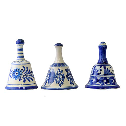 Sub.:8-On - Lote: 251 -  Lote de tres campanas en cermica vidriada con decoracin floral y geomtrica azul sobre fondo de engobe blanco.