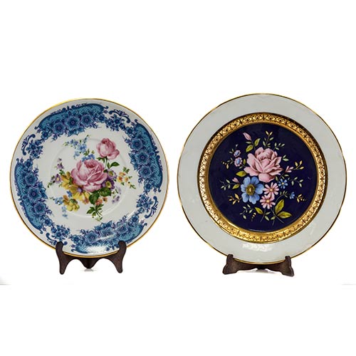 Sub.:8-On - Lote: 337 -  Lote de dos platos en porcelana esmaltada con decoracin floral de rosa en su centro.